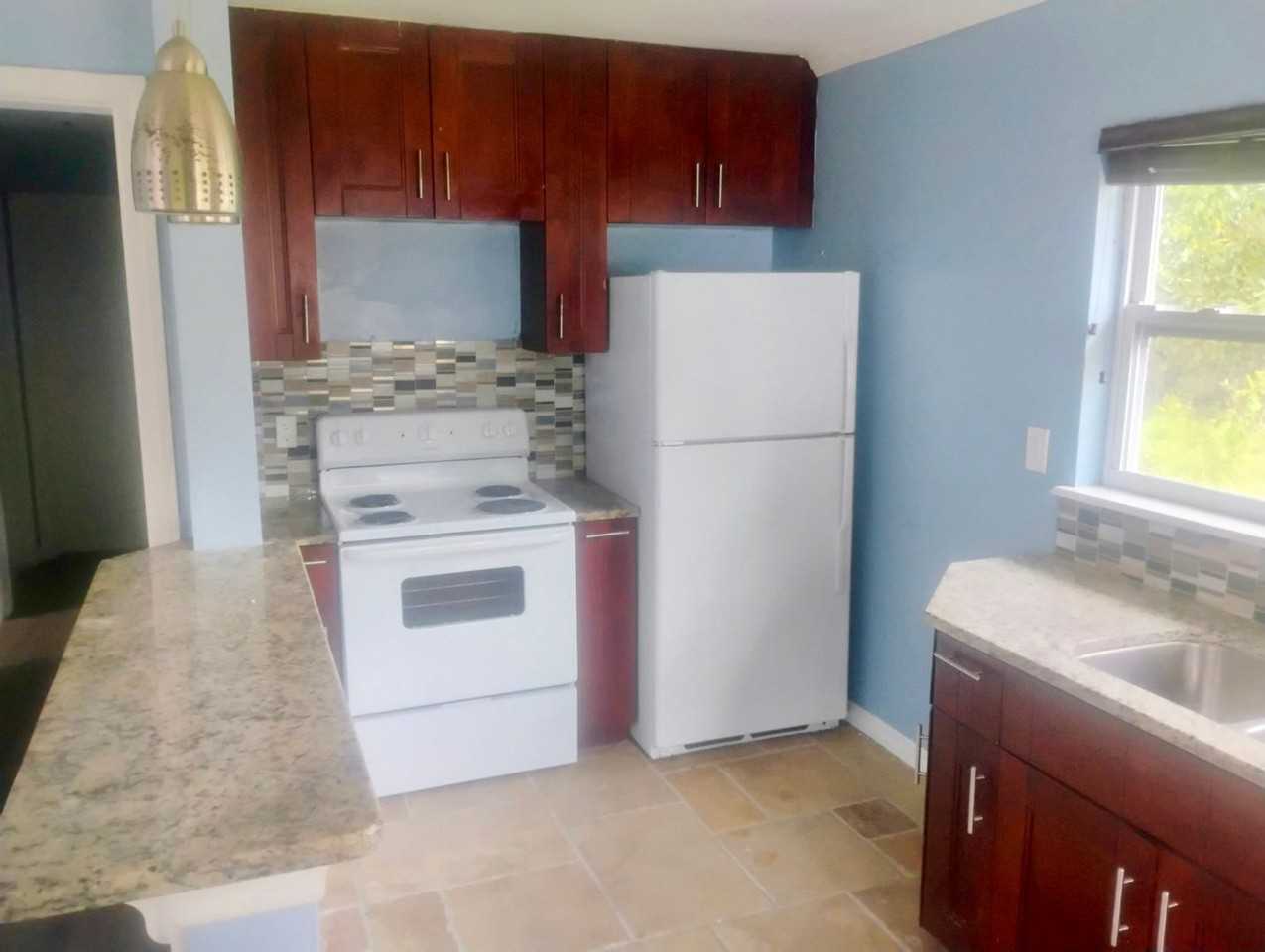 1759 W 11th St - Photo 2 of 6