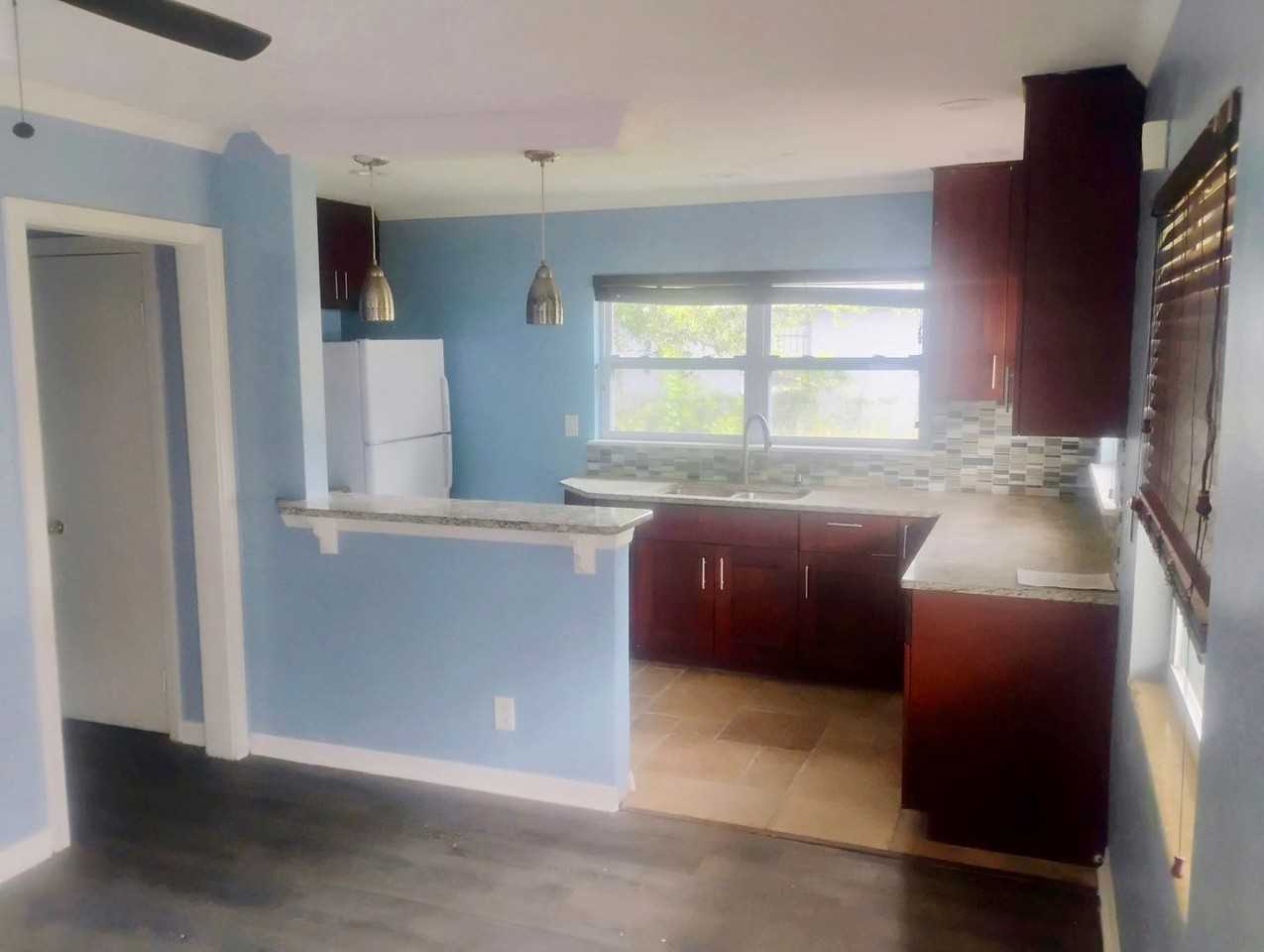 1759 W 11th St - Photo 3 of 6