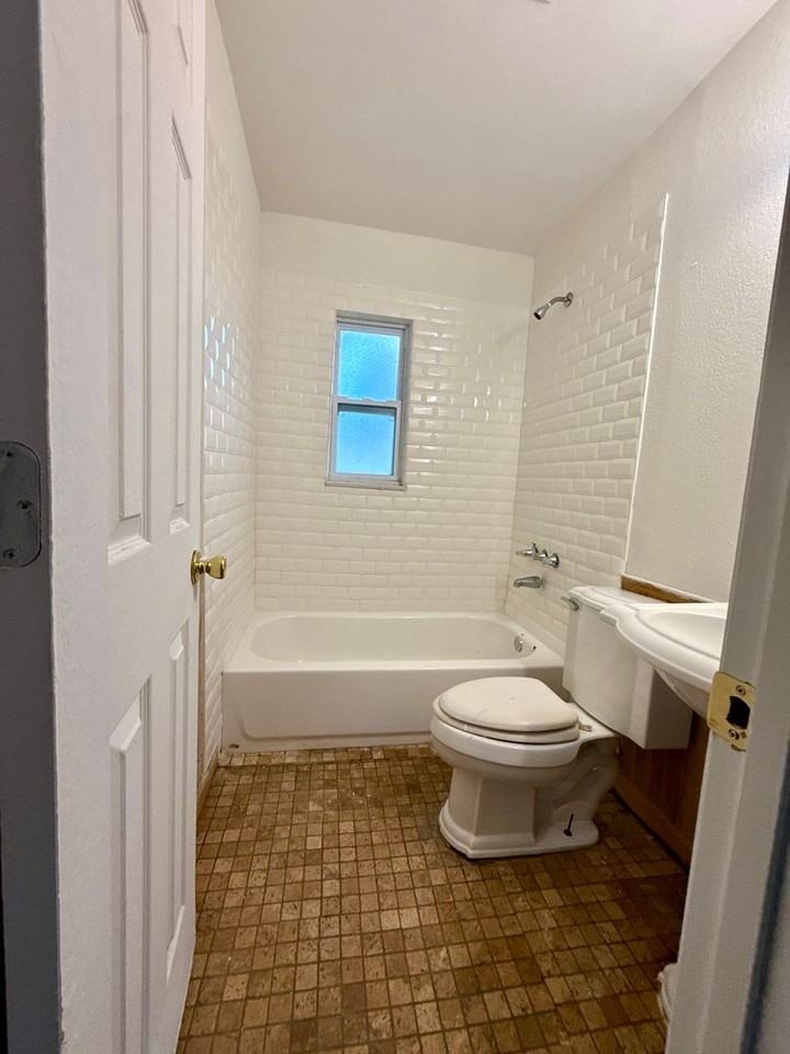 1759 W 11th St - Photo 6 of 6