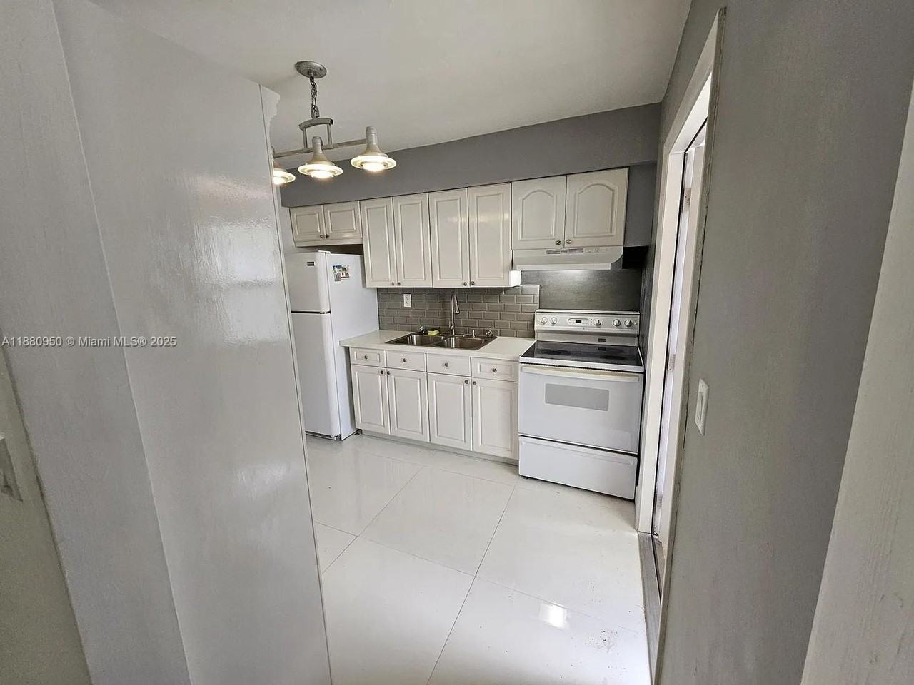 4920 Sw 28th Ter #2 - Photo 3 of 29