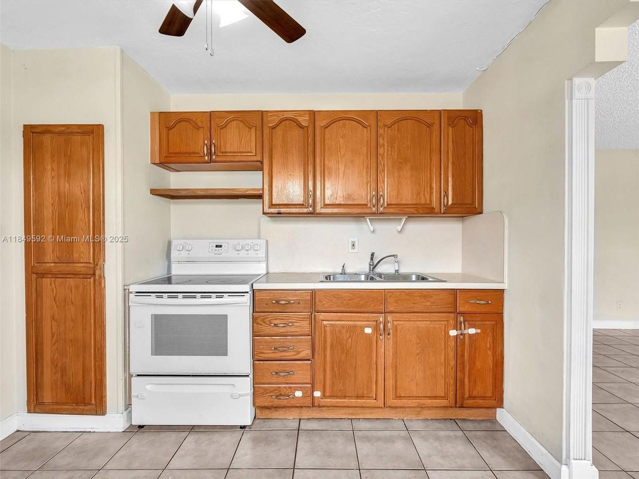 5611 Sw 37th St - Photo 3 of 28