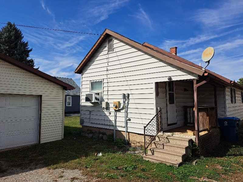 718 Center St - Photo 3 of 14