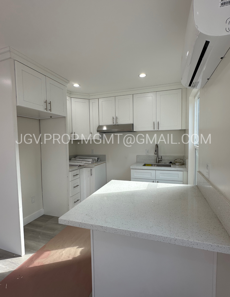 1025 South Victoria Avenue, Unit D - Photo 5 of 6