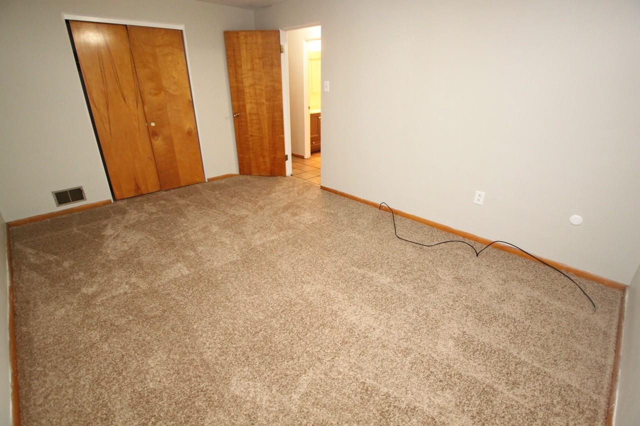 NOLL AVENUE -- 070 - Photo 7 of 17