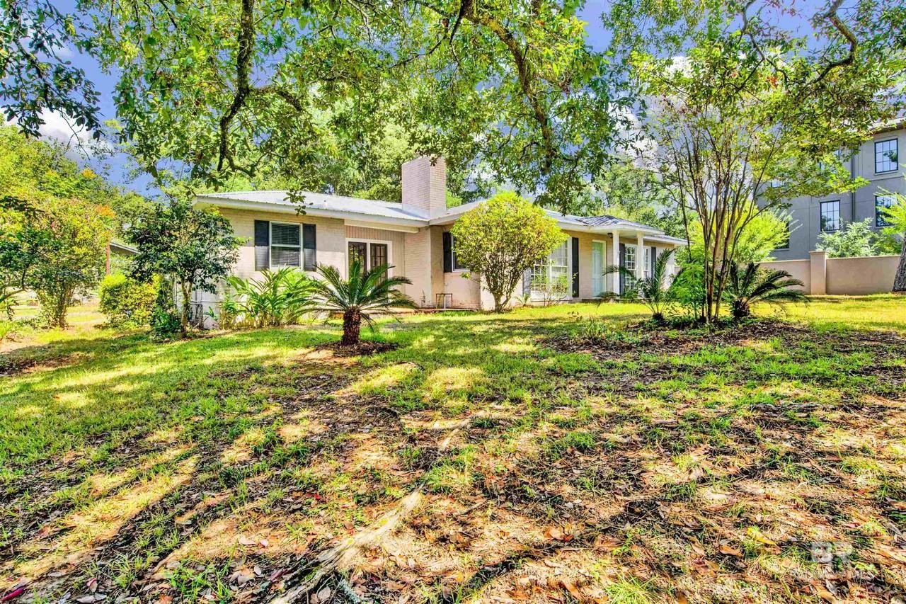 703 Belrose Ave - Photo 3 of 32