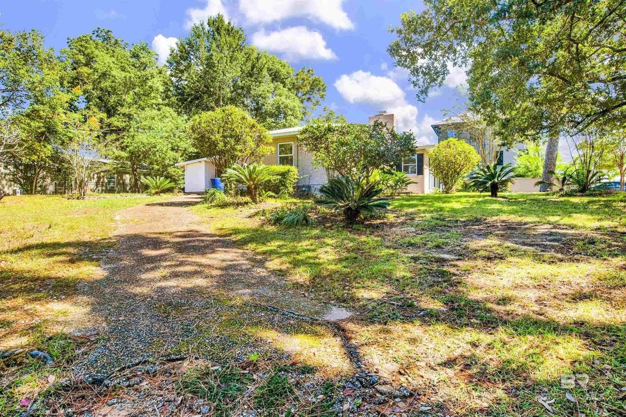 703 Belrose Ave - Photo 4 of 32