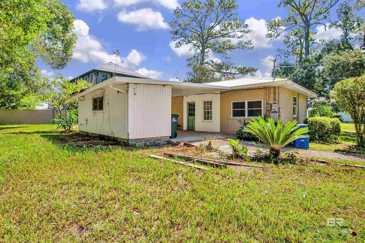 703 Belrose Ave - Photo 6 of 32