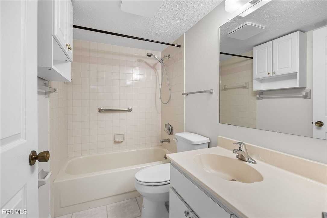 4019 Southeast 20th Place #303 - Photo 6 of 20