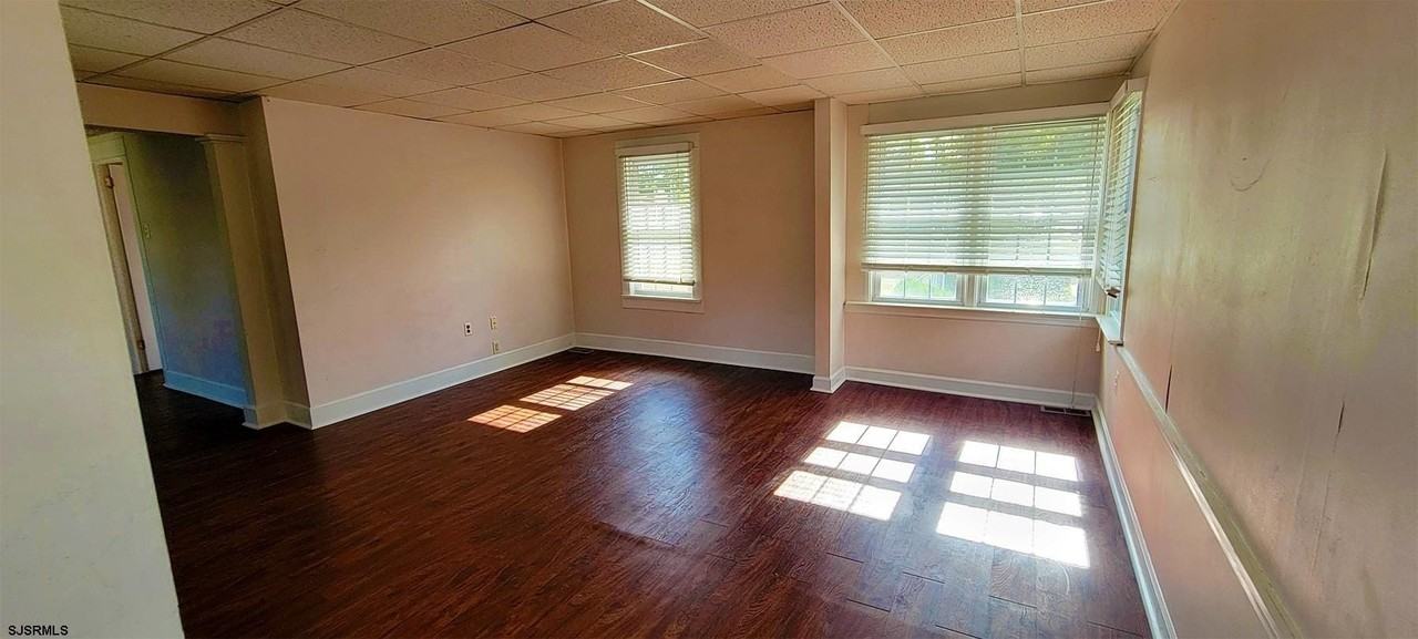 239 Roosevelt Ave - Photo 2 of 9