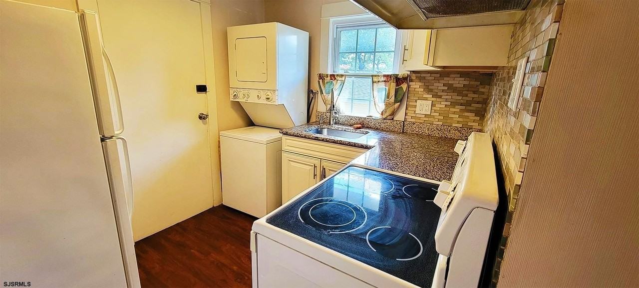 239 Roosevelt Ave - Photo 6 of 9