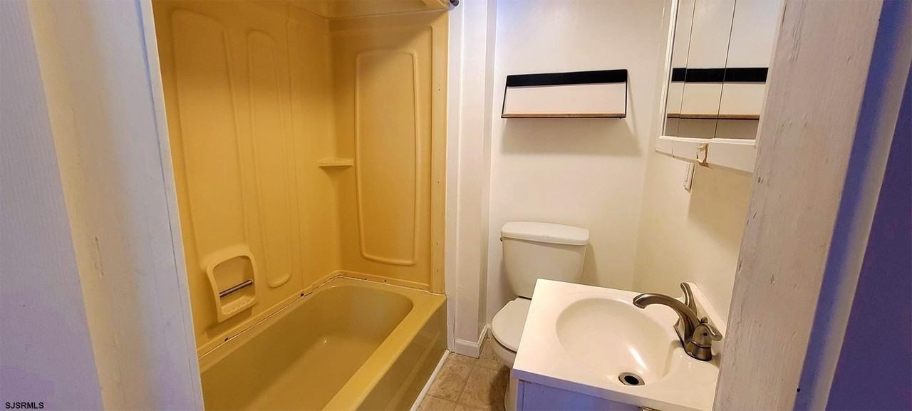 239 Roosevelt Ave - Photo 7 of 9