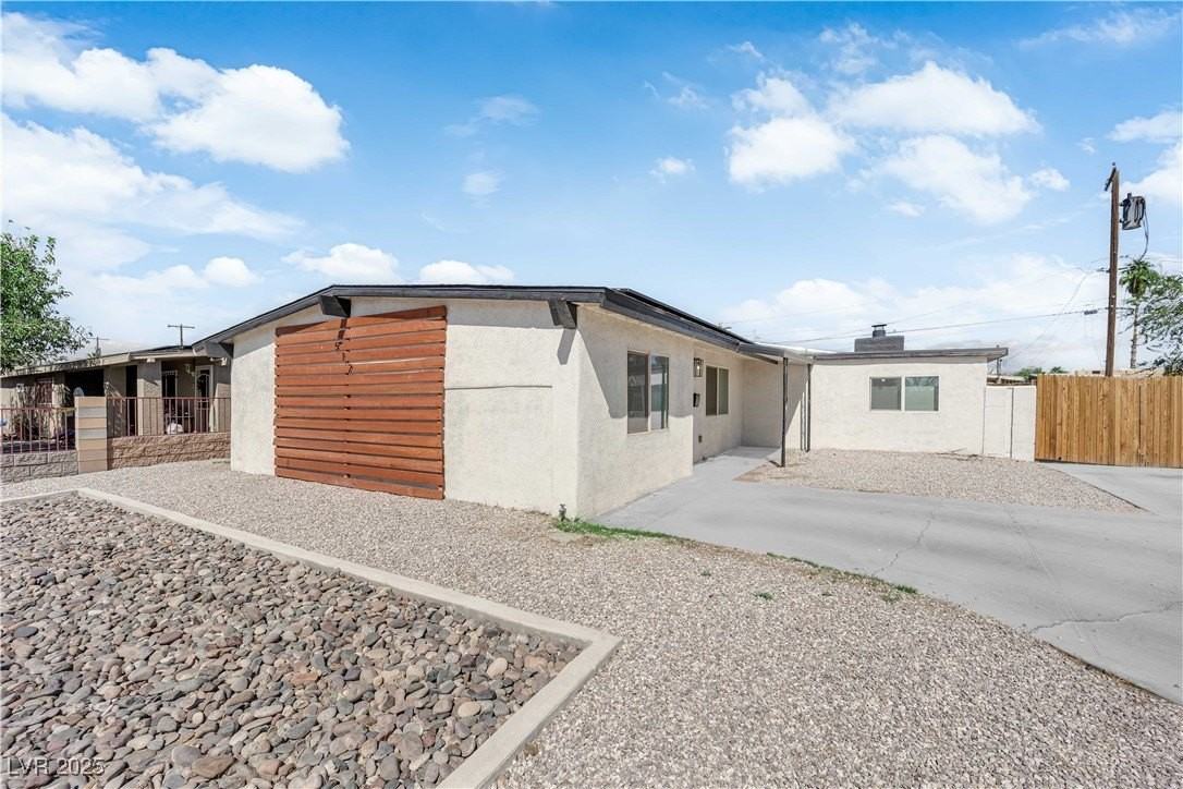 512 Bowman Ave - Photo 3 of 34