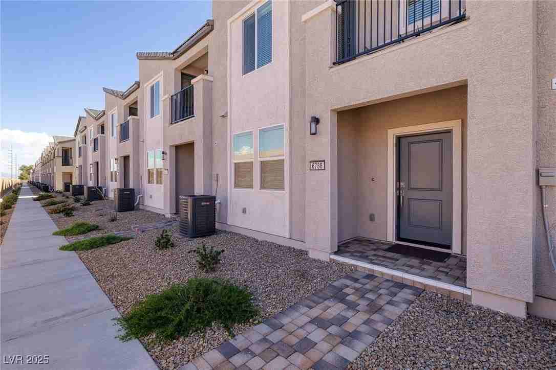 6788 Nimbus Ave - Photo 3 of 30