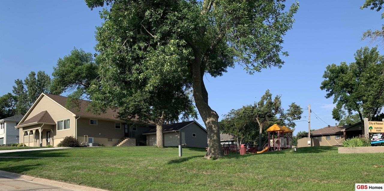 6612 S 85th St - Photo 3 of 40