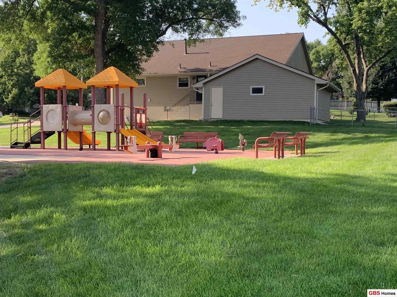 6612 S 85th St - Photo 4 of 40