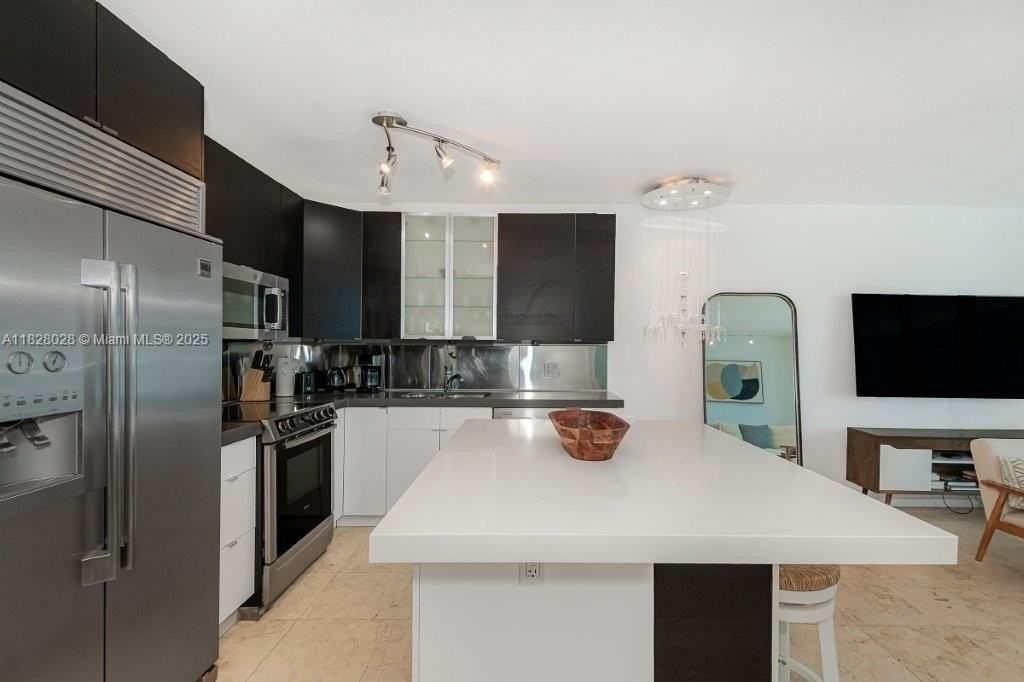 2301 Collins Ave #705 - Photo 6 of 38