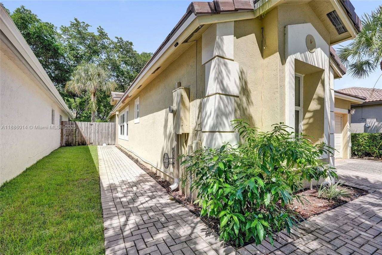 4161 Sapphire Terrace - Photo 4 of 31