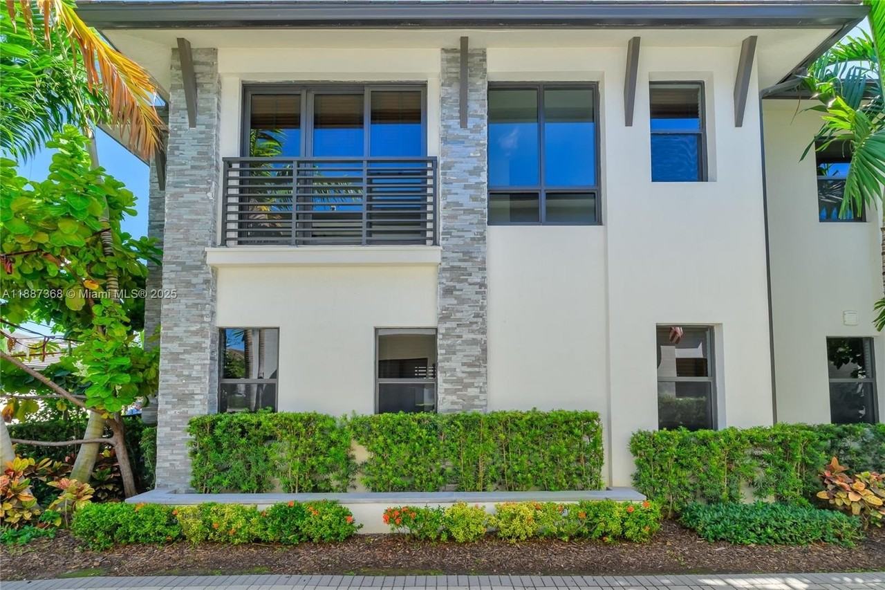 8217 Northwest 46th Street - Photo 3 of 42