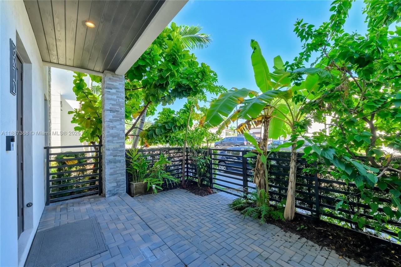 8217 Northwest 46th Street - Photo 4 of 42