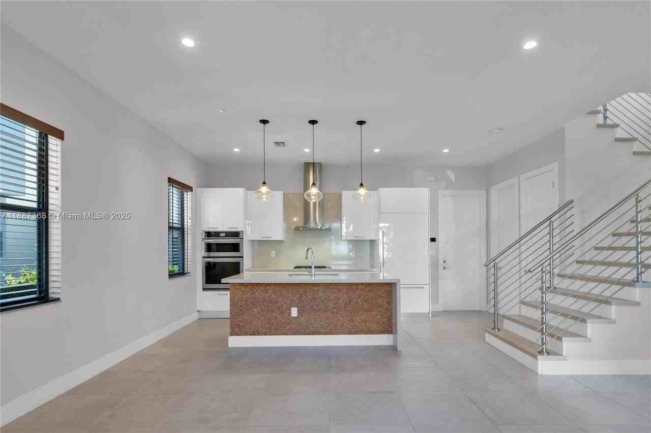 8217 Northwest 46th Street - Photo 7 of 42