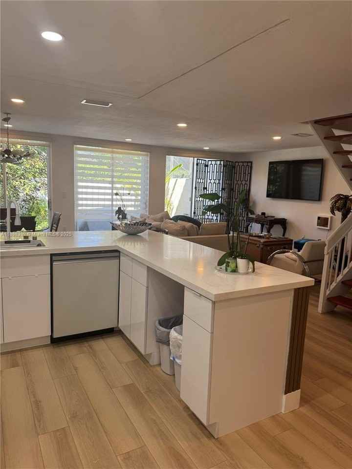 10233 Nw 52nd Ln #0 - Photo 4 of 15