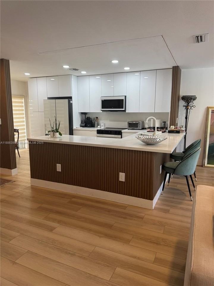 10233 Nw 52nd Ln #0 - Photo 5 of 15