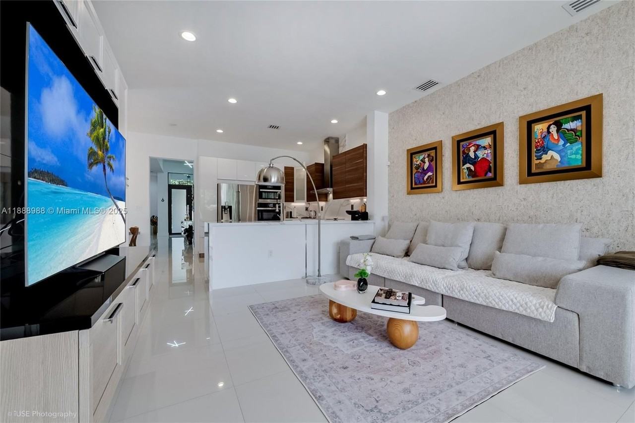 6236 Sw 26th St - Photo 4 of 25