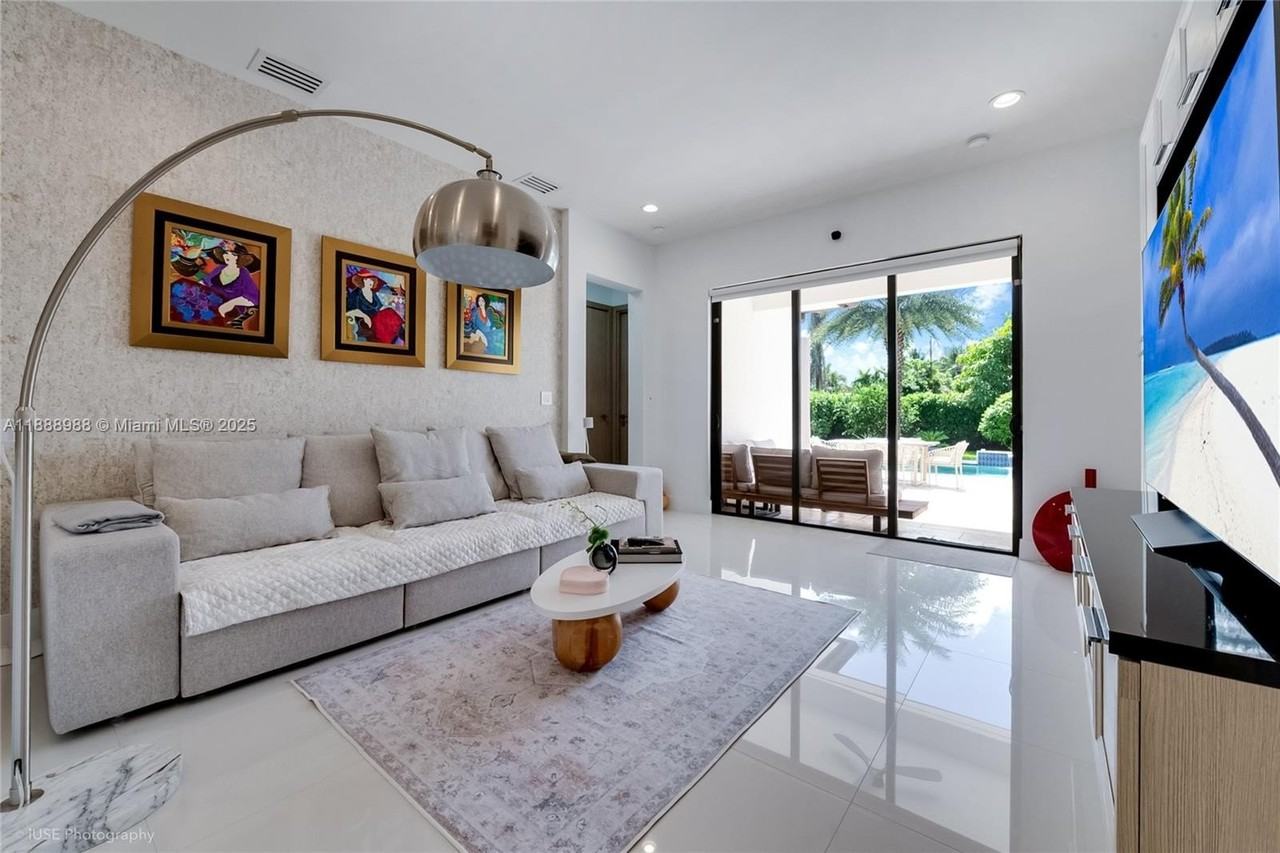 6236 Sw 26th St - Photo 5 of 25