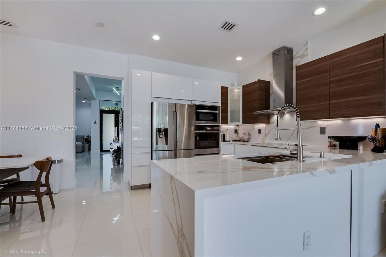 6236 Sw 26th St - Photo 7 of 25