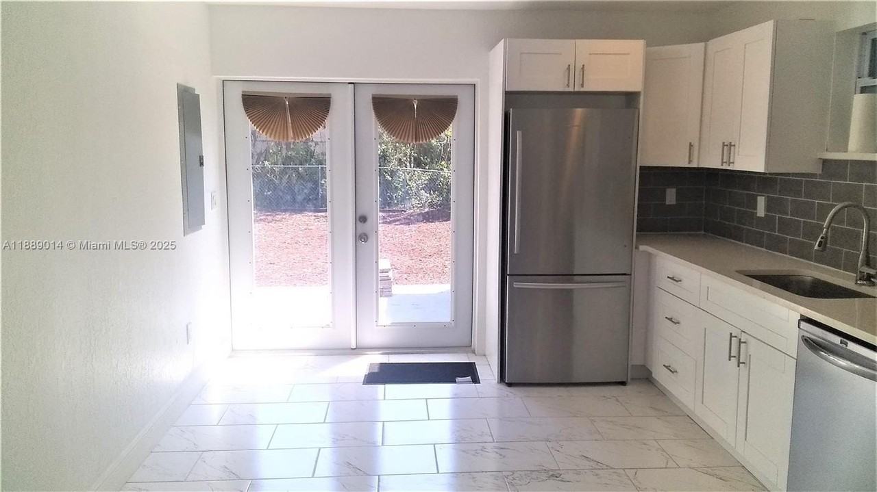 710 52nd St - Photo 3 of 27