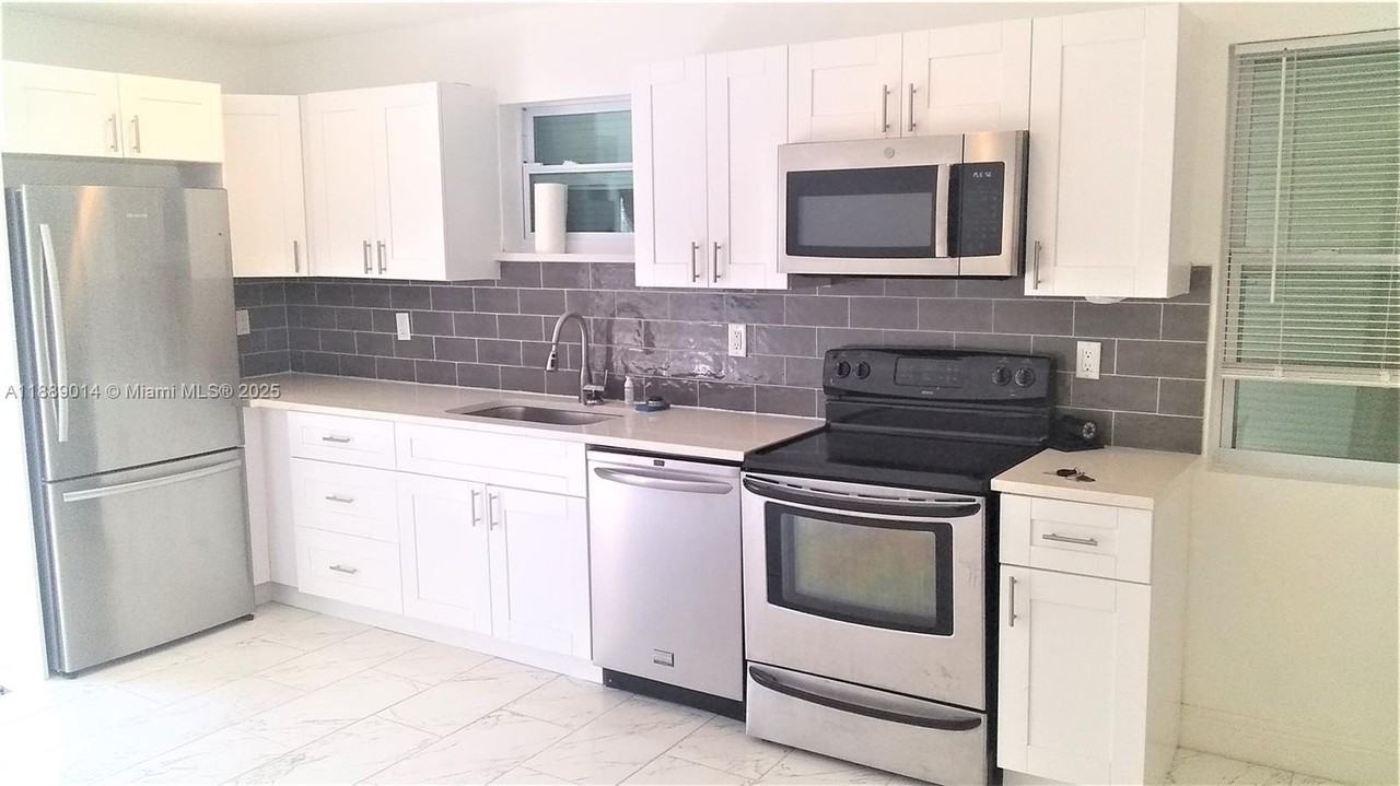 710 52nd St - Photo 5 of 27