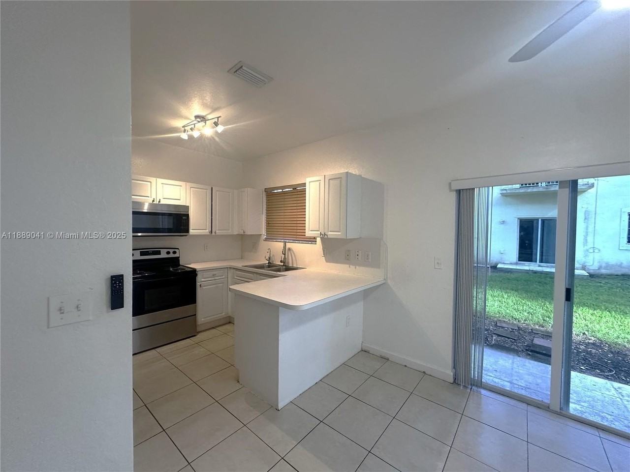 2731 Ne 3rd Dr #101 - Photo 3 of 31