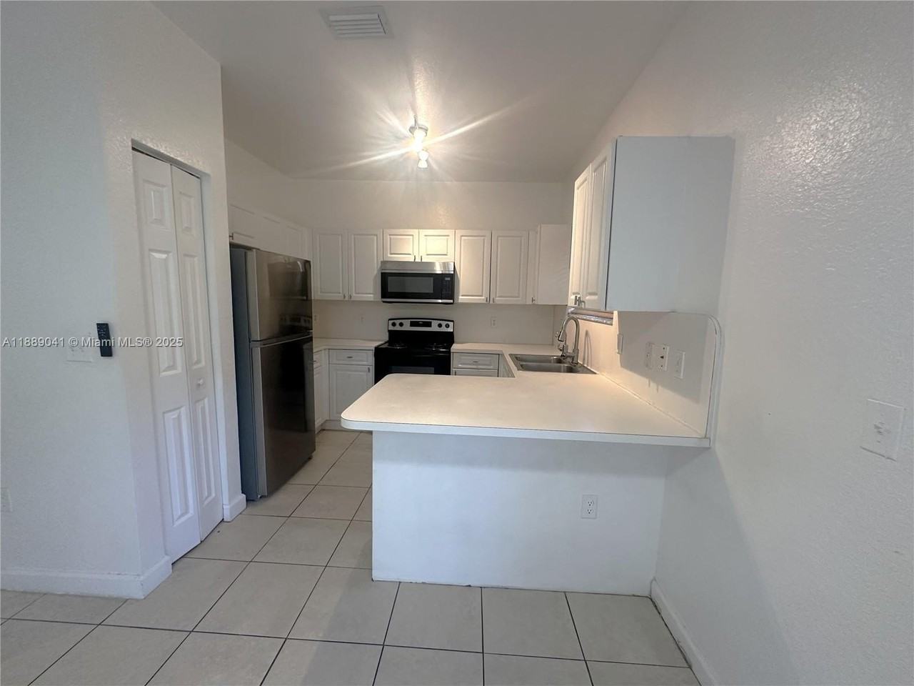 2731 Ne 3rd Dr #101 - Photo 4 of 31