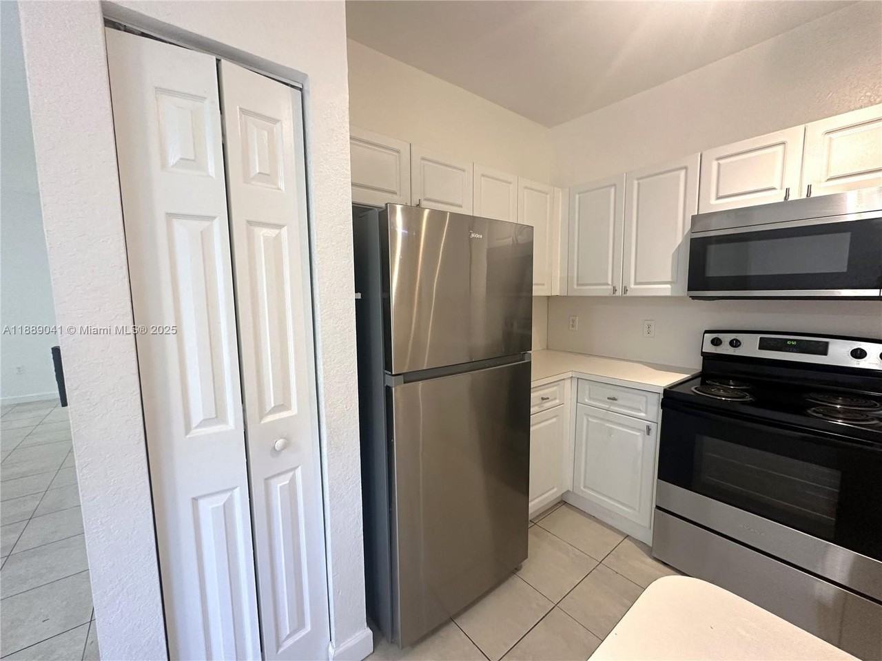 2731 Ne 3rd Dr #101 - Photo 5 of 31