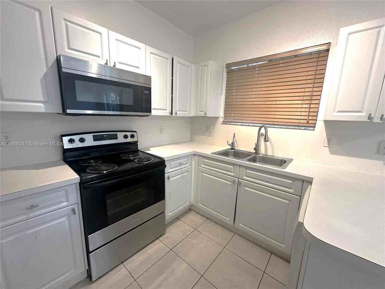 2731 Ne 3rd Dr #101 - Photo 6 of 31