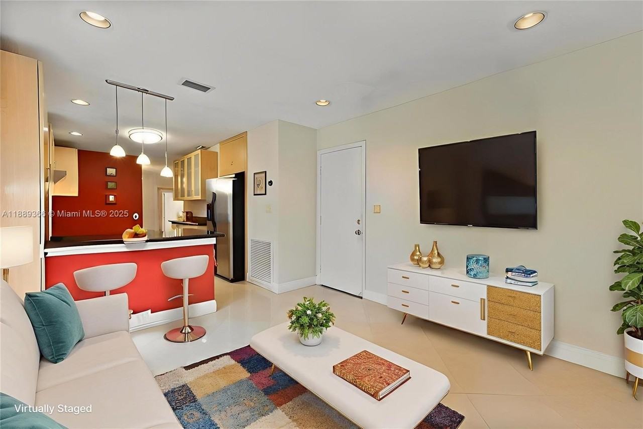 10201 Northwest 57th Terrace - Photo 4 of 16