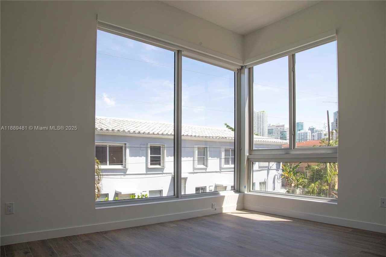 529 Sw 11th St #203 - Photo 7 of 20