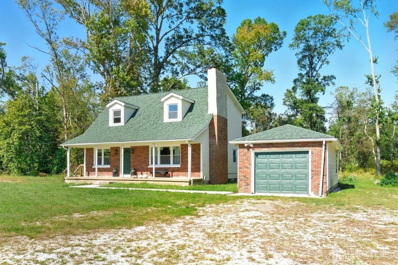 2092 Main Rd - Photo 2 of 29