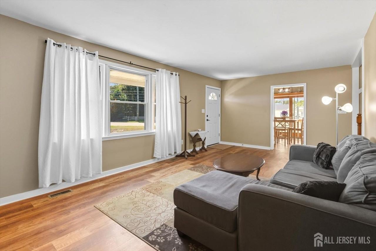 2092 Main Rd - Photo 4 of 29