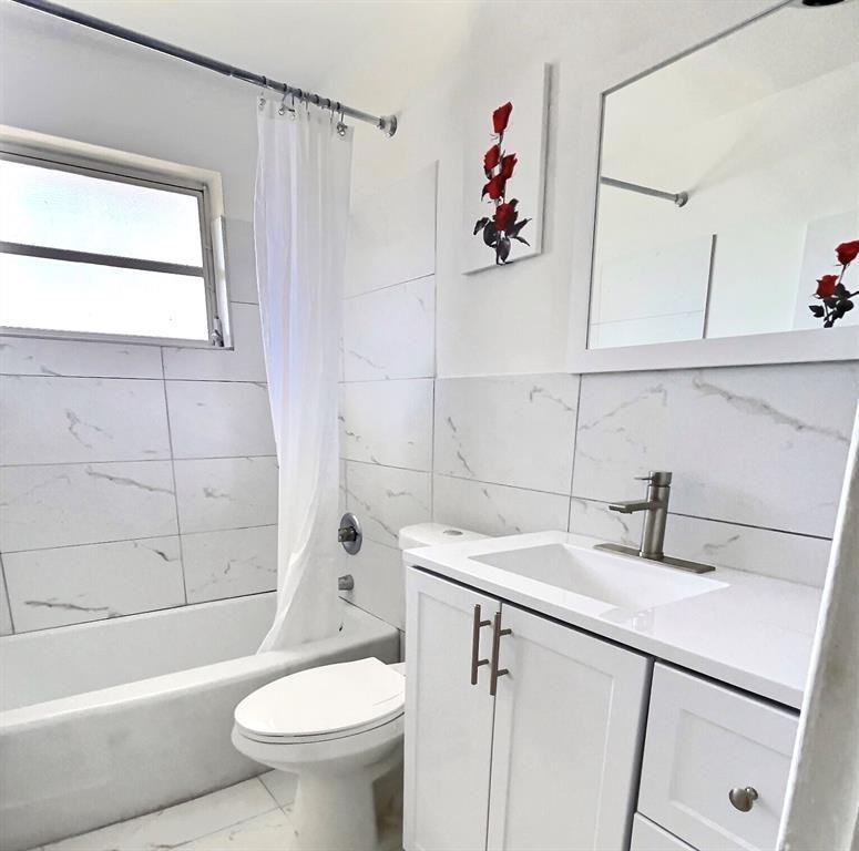 4213 Ne 21st Ave #4213A - Photo 2 of 3