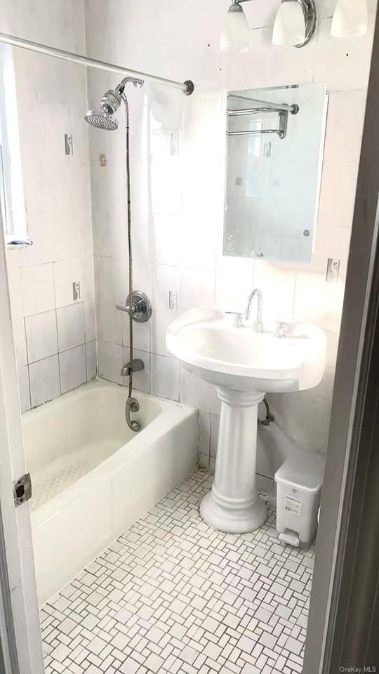 612 College Point Blvd - Photo 4 of 7