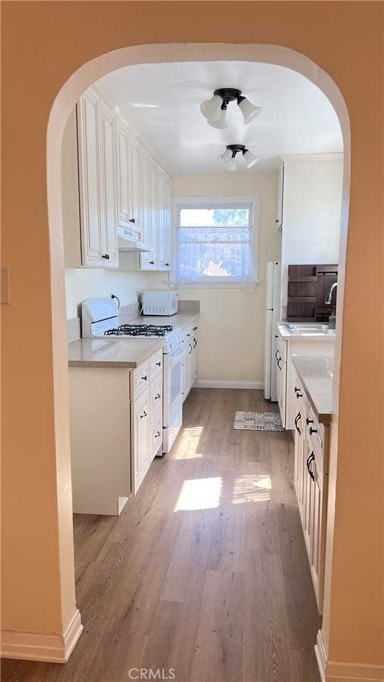 3423 E 5th St - Photo 4 of 17