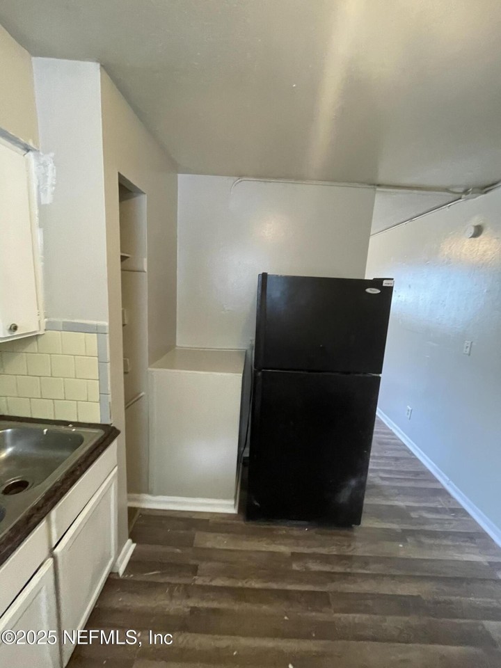 1624 W 36th St Apt 3 #3 - Photo 2 of 7