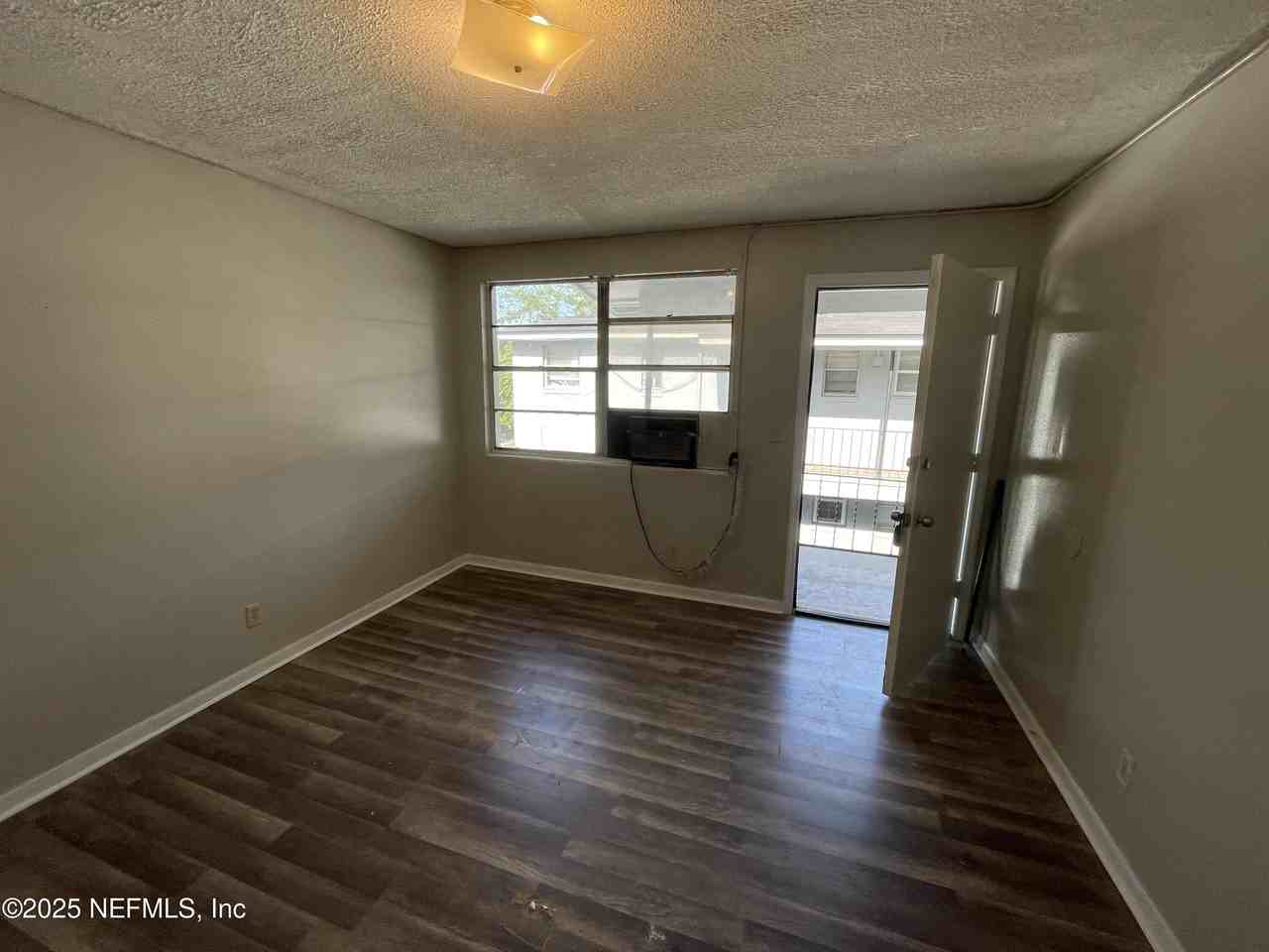 1624 W 36th St Apt 3 #3 - Photo 3 of 7