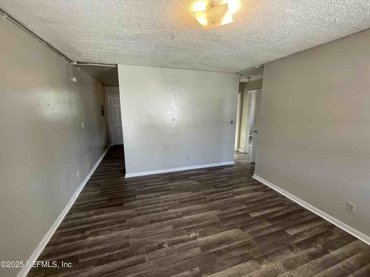 1624 W 36th St Apt 3 #3 - Photo 4 of 7