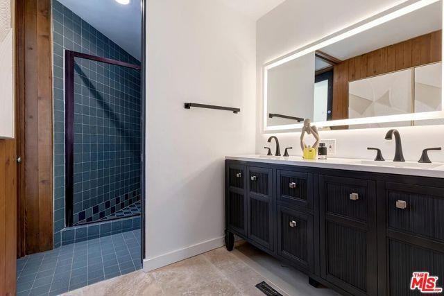 515 N Roxbury Dr - Photo 3 of 8