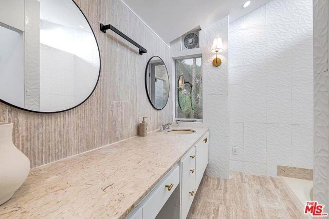 515 N Roxbury Dr - Photo 4 of 8