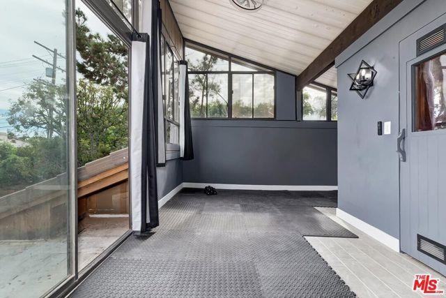 515 N Roxbury Dr - Photo 5 of 8