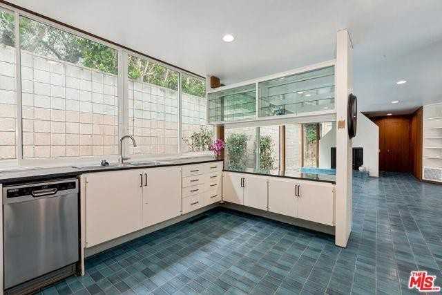 515 N Roxbury Dr - Photo 6 of 8