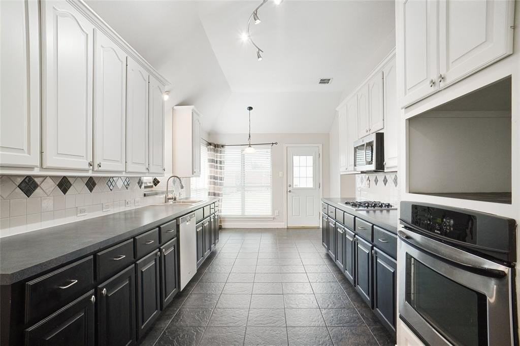 1828 Lacey Oak Ln - Photo 5 of 16